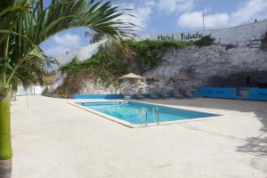 Bazén v ubytování Falucho Paradise Beach nebo v jeho okolí