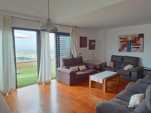 ein Wohnzimmer mit zwei Sofas und einem Tisch in der Unterkunft Casa en Granada zona residencial El Serrallo in Granada