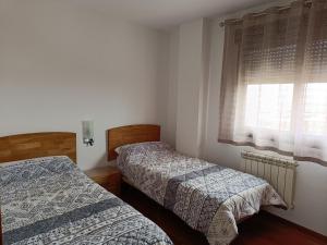 ein Schlafzimmer mit zwei Betten und einem Fenster in der Unterkunft Casa en Granada zona residencial El Serrallo in Granada + 53 Fotos