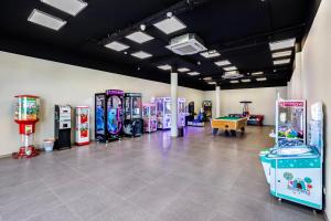 ein Raum voller Arcade-Spiele und Konsolen in einem Raum in der Unterkunft Residence Del Mar Emotion in Pula + 81 Fotos