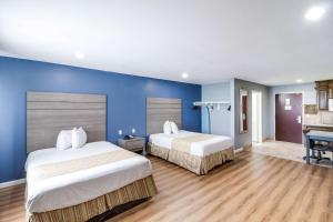 En eller flere senge i et værelse på Rodeway Inn & Suites Port Arthur - Groves