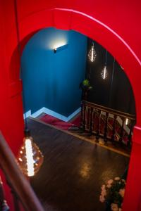 Cette chambre est dotée d'un mur rouge et d'un escalier avec des lumières. dans l'établissement Hotel Onderbergen, à Gand