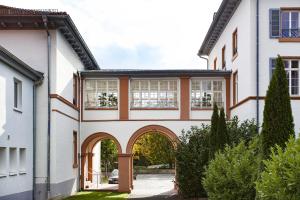 una vista exterior de una casa con un arco en Kurhaushotel Bad Salzhausen en Bad Salzhausen