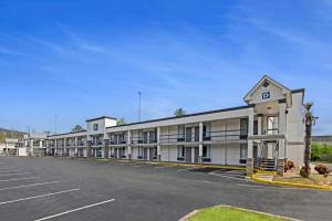 an empty parking lot in front of a building at Quality Inn in Dalton