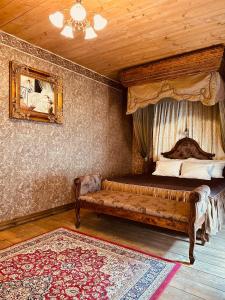 um quarto com uma cama de dossel em St. Peterburg em Pärnu
