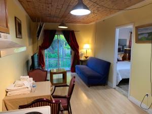 Χώρος καθιστικού στο Marmora and Lake Inn Apartment-Sleeps 5 guests