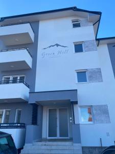 Το κτήριο όπου στεγάζεται  το διαμέρισμα