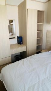 Postel nebo postele na pokoji v ubytování WL56 - FREE WIFI -Amazing Cosy Three Bedroom Mobile Home with DECKING Haggerston CASTLE Holiday Park - ENTERTAINMENT PASSES NOT INCLUDED!