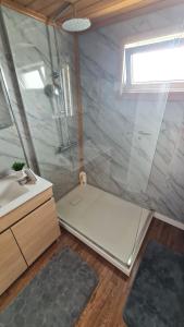 une salle de bain avec douche et lavabo dans l'établissement Alojamento São Brás, à São Brás 20 autres photos