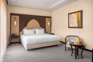 Postel nebo postele na pokoji v ubytování Grand Plaza Marrakech