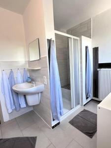 a bathroom with a sink and a shower at Haus Monika in Dagebüll