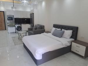 sypialnia z dużym łóżkiem i kuchnią w obiekcie Juliana Beach Hurghada w mieście Hurghada