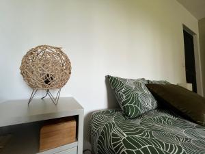 Ένα ή περισσότερα κρεβάτια σε δωμάτιο στο Hózhó Tempo - Sous les pins, Bed & Breakfast écofriendly & slowlife avec sauna