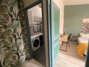 Postel nebo postele na pokoji v ubytování Duplex TIFANJAN avec jardin fleuri près de la mer + 2 fotografie