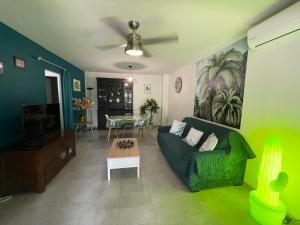 TV a/nebo společenská místnost v ubytování Duplex TIFANJAN avec jardin fleuri près de la mer