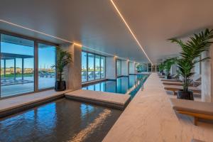 Πισίνα στο ή κοντά στο Apartment in the beautiful Bayline building - SPA - POOL - GYM - BEACH - Pargo BY BEDZY