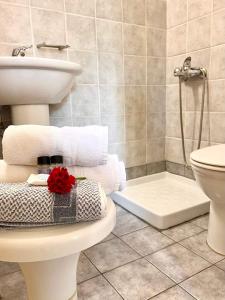A bathroom at KASTRO AGGELIKI