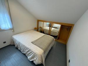 En eller flere senge i et værelse på Somo a 2 min de la playa con Garaje Privado!