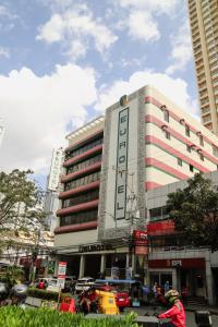 un edificio con un cartello sul lato di Eurotel Pedro Gil a Manila
