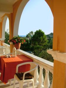 una mesa y sillas en un balcón con vistas en Angeliki, en Vitalades