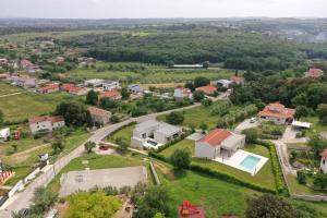 - une vue aérienne sur une petite ville avec des maisons dans l'établissement Villa Nauta - beautiful ground floor villa for 4 people with playground & sauna Pula, à Vintijan