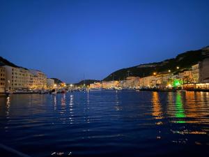 - une vue sur une rivière la nuit avec des bâtiments dans l'établissement Casa Felicia, à Bonifacio
