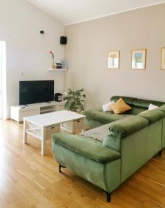 TV a/nebo společenská místnost v ubytování Apartman Skroza
