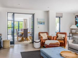 een woonkamer met een bank, stoelen en een tafel bij Modern Stylish Bosham Home - Pass The Keys in Bosham