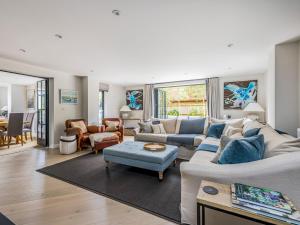 een woonkamer met een bank en een tafel bij Modern Stylish Bosham Home - Pass The Keys in Bosham