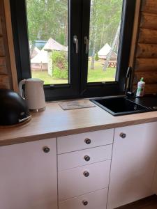 Kuchyň nebo kuchyňský kout v ubytování Slowly Glamping Osada Nad Wodą + 37 fotografií