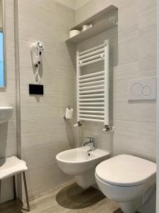 Koupelna v ubytování Hotel Astoria + 37 fotografií