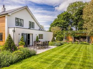 een uitzicht op een wit huis met een gazon bij Modern Stylish Bosham Home - Pass The Keys in Bosham