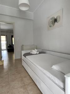 a white bedroom with a bed in a room at V&Z Apartment Seaview in Ofrínion