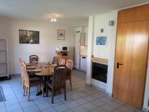 ein Esszimmer mit Tisch und Stühlen und eine Küche in der Unterkunft Apartment Mont-Fort D1 by Interhome in Siviez + 22 Fotos