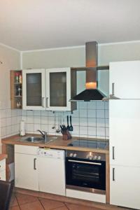 Η κουζίνα ή μικρή κουζίνα στο Holiday Home Kleine Möwe by Interhome