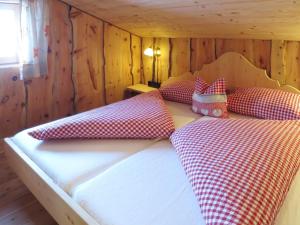Una cama o camas en una habitación de Chalet Simonhütte by Interhome