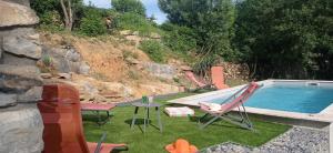 Bazén v ubytování Gîte Au pied du grand cèdre nebo v jeho okolí