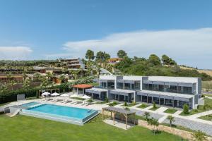 Una vista aérea de una villa con piscina. en Sani Gulf I & II, en Sani Beach