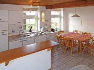Kuchyň nebo kuchyňský kout v ubytování Holiday Home Altes Schöpfwerk-4 by Interhome