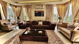 a living room with a couch and a table at نزل فلل الريف alreef villas in Baljurashi