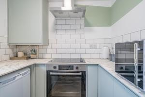 Η κουζίνα ή μικρή κουζίνα στο Gorgeous New 1 Bedroom Penthouse Flat