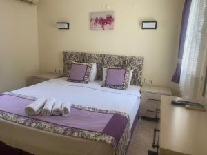 A bed or beds in a room at Canna Garden Hotel - Adult Only