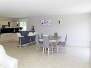 una cucina e una sala da pranzo con tavolo e sedie di Holiday Home les Dunes du Havre by Interhome a Glatigny