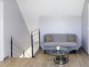 un soggiorno con un divano e un tavolo di vetro di Holiday Home les Dunes du Havre by Interhome a Glatigny Altre 16 foto