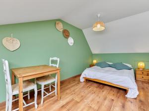 Postel nebo postele na pokoji v ubytování Holiday Home Le Lanchon by Interhome