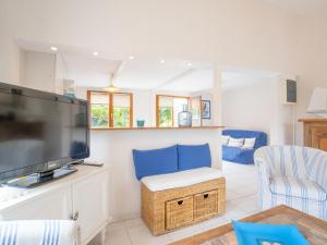 Una sala de estar con un televisor de pantalla plana grande. en Chalet Les Hortensias by Interhome, en Trébeurden