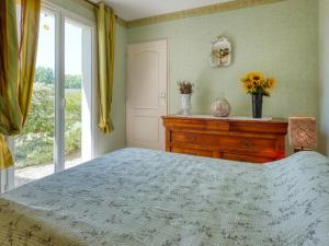 Ένα ή περισσότερα κρεβάτια σε δωμάτιο στο Holiday Home Les Lavandiers by Interhome