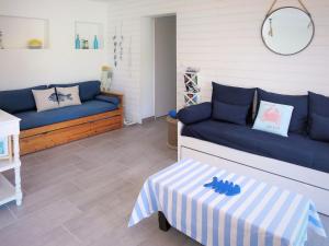 Una sala de estar con un sofá azul y una mesa. en Holiday Home Mon Poussin by Interhome, en Saint-Vivien-de-Médoc 21 fotos más