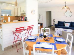 Un comedor y una cocina con mesa y sillas. en Holiday Home Mon Poussin by Interhome, en Saint-Vivien-de-Médoc