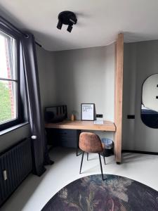 an office with a desk and a chair and a window at Hotel Zur Mühle in Buxtehude